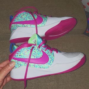 Girls nike basketball shoes